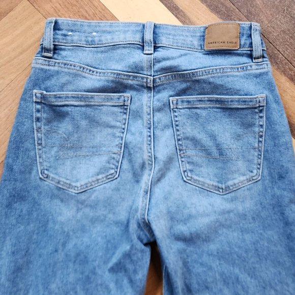 American Eagle Outfitters Light Wash "Mom Jean" Size 0 - Picture 15 of 16